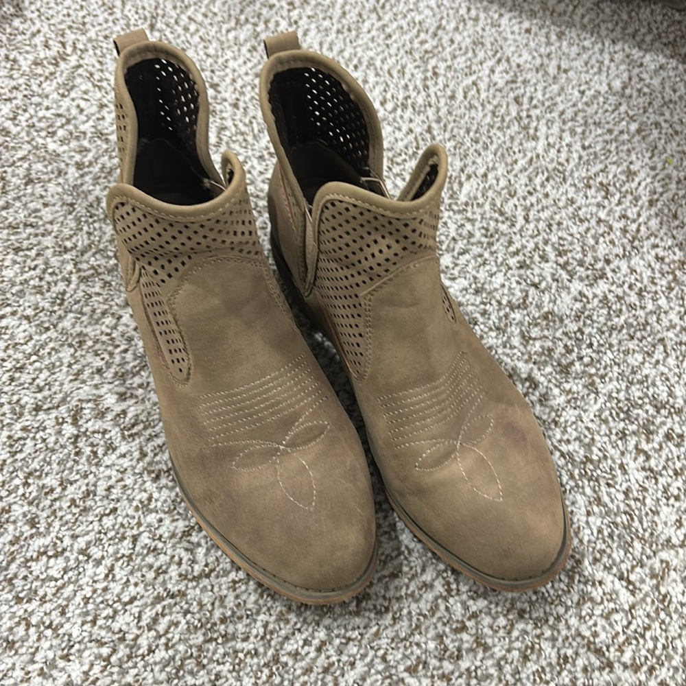 Womens gently worn booties size 8